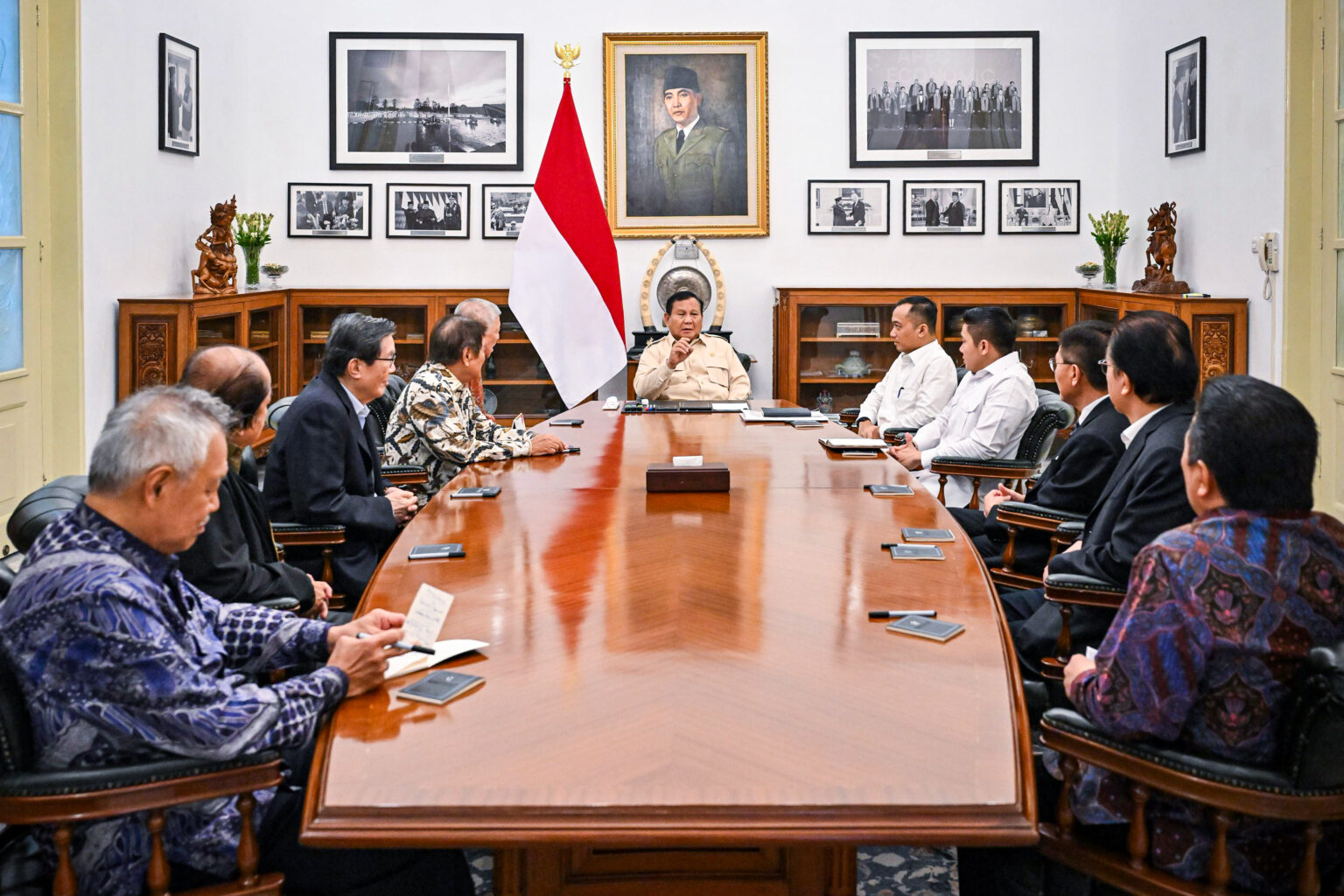 Presiden Prabowo Subianto menerima kehadiran delapan pengusaha besar di Istana Kepresidenan Jakarta pada Kamis, 6 Maret 2025. (Foto: BPMI Setpres)