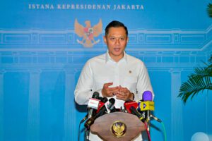 Menteri Koordinator Bidang Infrastruktur dan Pembangunan Kewilayahan Agus Harimurti Yudhoyono (AHY) menyampaikan keterangan pers usai mengikuti Sidang Kabinet Paripurna di Istana Kepresidenan Jakarta pada Jumat, 21 Maret 2025. (Foto: BPMI Setpres)