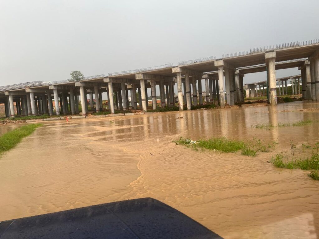 Saat banjir melanda kawasan jalan Tepo Km 10 Balikpapan Utara diduga dampak dari pembangunan Jalan Tol Balikpapan-IKN