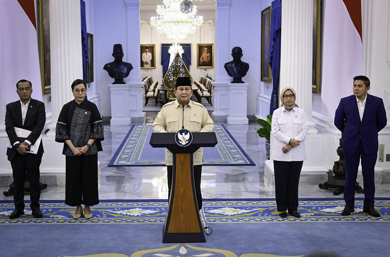 Presiden Prabowo Subianto menyampaikan keterangannya di Istana Merdeka, Jakarta, pada Selasa, 11 Maret 2025, terkait kebijakan pemberian THR dan Gaji ke-13 bagi Aparatur Negara, termasuk ASN, PPPK, Hakim, prajurit TNI-Polri, serta para pensiunan. Foto: BPMI Setpres/Muchlis Jr