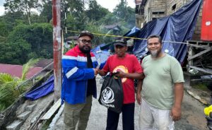 PT Kilang Pertamina Internasional (KPI) Unit Balikpapan membantu warga yang terdampak tanah longsor di RT 14, Kelurahan Prapatan.