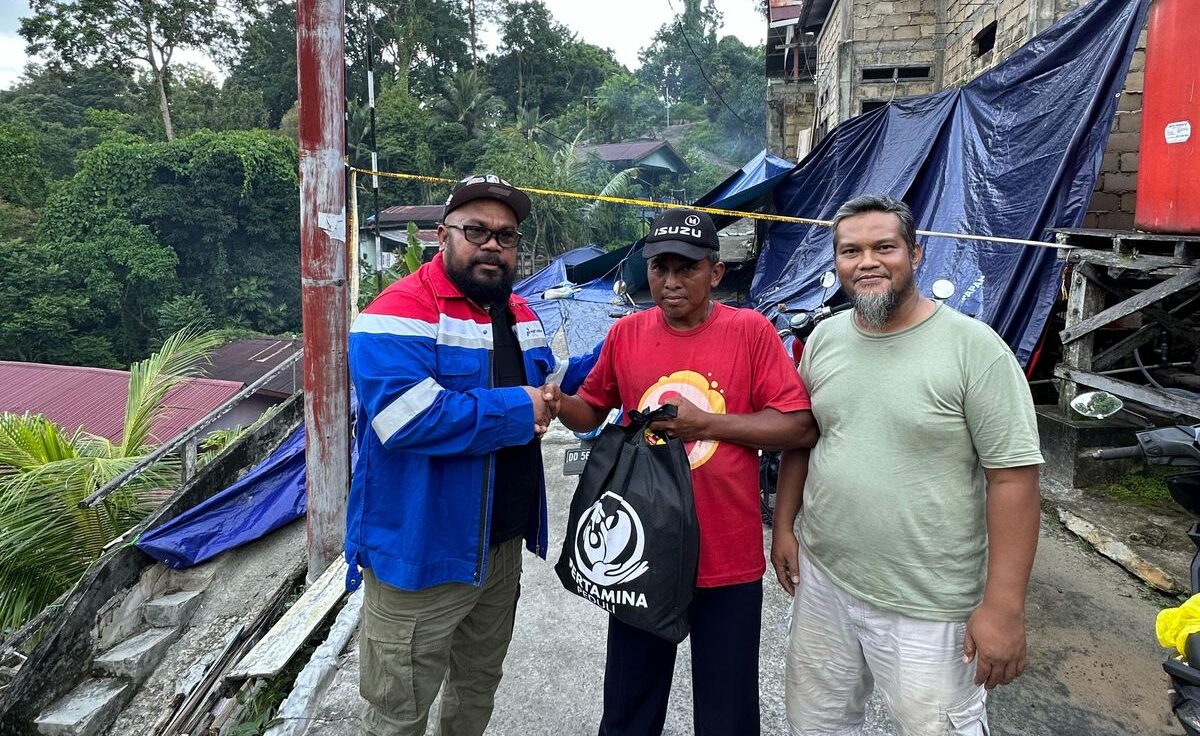 PT Kilang Pertamina Internasional (KPI) Unit Balikpapan membantu warga yang terdampak tanah longsor di RT 14, Kelurahan Prapatan.