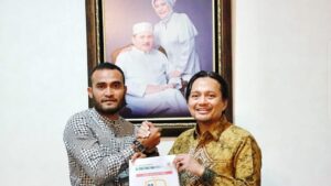 CEO Barito Putera, Hasnuryadi Sulaiman dan Rizky Pora menandatangani perpanjangan