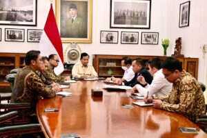 Presiden Prabowo Subianto memimpin rapat terbatas bersama sejumlah Menteri Kabinet Merah Putih di Istana Merdeka, Jakarta, pada Jumat, 7 Maret 2025. (Foto: BPMI Setpres)