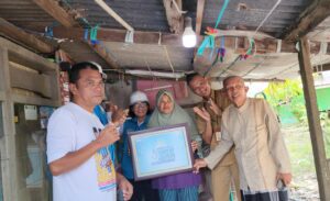 PLN UID Kaltimra memberikan sambungan listrik gratis kepada 38 keluarga prasejahtera di Kaltim dan Kaltara yang bersumber dari donasi pegawai PLN