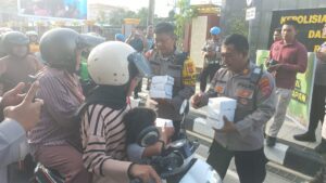 Polresta Balikpapan kembali menggelar aksi sosial dengan membagikan 500 paket takjil kepada pengendara