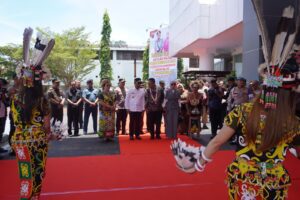 Brigjen Endar tiba di Balikpapan didampingi istrinya, Natasha Endar, dan disambut dengan upacara adat tepung tawar serta tarian tradisional Dayak