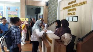 KAJ Jatim, saat melapor ke Sentra Pelayanan Kepolisian Terpadu (SPKT) Polda Jatim, Selasa (25/3/2025).