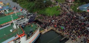 Penumpang dan kendaraan menumpuk di Pelabuhan Feri Karingau Baikpapan / Humas Pelabuhan Feri Karingau
