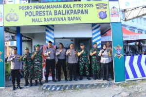 Komandan Kodim (Dandim) 0905 Balikpapan, Kolonel Kav Muhammad Darwis, bersama Kapolresta Balikpapan, Kombes Pol Anton Firmanto, melakukan inspeksi di beberapa Pos Pengamanan