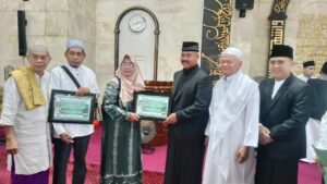 Bupati Kukar Edi Darmansyah menyerahkan hadiah umroh dan sepeda secara simbolis