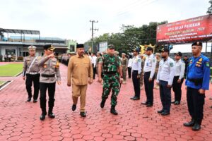 Bupati Kutai Kartanegara (Kukar) Edi Damansyah memimpin Apel Gelar Pasukan Operasi Ketupat Mahakam 2025.