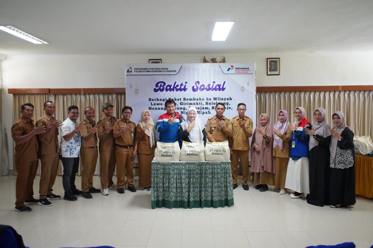 Persatuan Wanita Patra (PWP) Tingkat Wilayah PT Kilang Pertamina Internasional (KPI) RU V Balikpapa membagikan 500 paket sembako