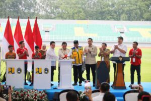Presiden Prabowo Subianto melakukan peresmian 17 stadion pasca renovasi yang dipusatkan di Stadion Gelora Delta, Sidoardjo, Jawa Timur, Senin, 17 Maret 2025 / PSSI