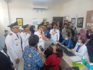 Wamendagri Bima Arya, didampingi Gubenur Kaltim Rudy Mas’ud dan Wali Kota Balikpapan Rahmad Mas’ud saat meninjau layanan kesehatan gratis Puskesmas Gunung Bahagia Balikpapan, Jumat (25/4/2025).