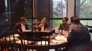 Presiden ke-7 RI Joko Widodo saat berbincang dengan kuasa hukumnya di Jakarta, Selasa (22/4/2025). Pertemuan tersebut membahas terkait isu ijazah palsu lulusan Universitas Gadjah Mada (UGM) milik Jokowi. (Suara.com/Novian)