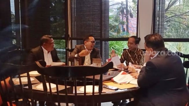 Presiden ke-7 RI Joko Widodo saat berbincang dengan kuasa hukumnya di Jakarta, Selasa (22/4/2025). Pertemuan tersebut membahas terkait isu ijazah palsu lulusan Universitas Gadjah Mada (UGM) milik Jokowi. (Suara.com/Novian)