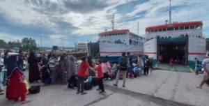 Suasana di Pelabuhan Penyeberangan Kariangau, Balikpapan Barat, masih terlihat ramai.