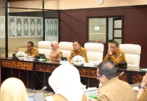 Gubernur Kaltim Rudy Mas’ud, didampingi Wakil Gubernur Aji Seno, dan Sekretaris Daetah Sri Wahyuni kembali memimpin briefing rutin setiap Senin / Pemprov Kaltim