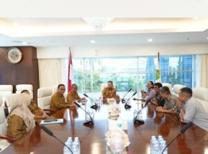 Gubernur Kaltim Rudy Mas'ud ditegaskan saat menerima audiensi Ketua Bawaslu Kaltim, Hari Dermanto, bersama jajaran komisioner dan staf di Kantor Gubernur, Senin (14/4/2025).