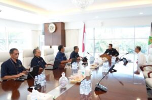 Gubernur Kaltim Ridy Mas'ud saat menerima kunjungan Kepala Kanwil Direktorat Jenderal Perbendaharaan (DJPb) Kaltim, Muhammad Syaibani, di Ruang Rapat Gubernur Kaltim, Rabu (16/4/2025). / Pemprov Kaltim