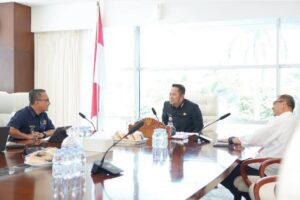 Gubernur Kaltim Ridy Mas'ud saat menerima kunjungan Kepala Kanwil Direktorat Jenderal Perbendaharaan (DJPb) Kaltim, Muhammad Syaibani, di Ruang Rapat Gubernur Kaltim, Rabu (16/4/2025). / Pemprov Kaltim