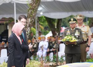 Upacara Fajar Anzac Day yang digelar di Tangki Mathilda, kawasan Pertamina Hulu Kaltim, Pasir Ridge Balikpapan, Jumat (25/4/2025) / Pemprov Kaltim