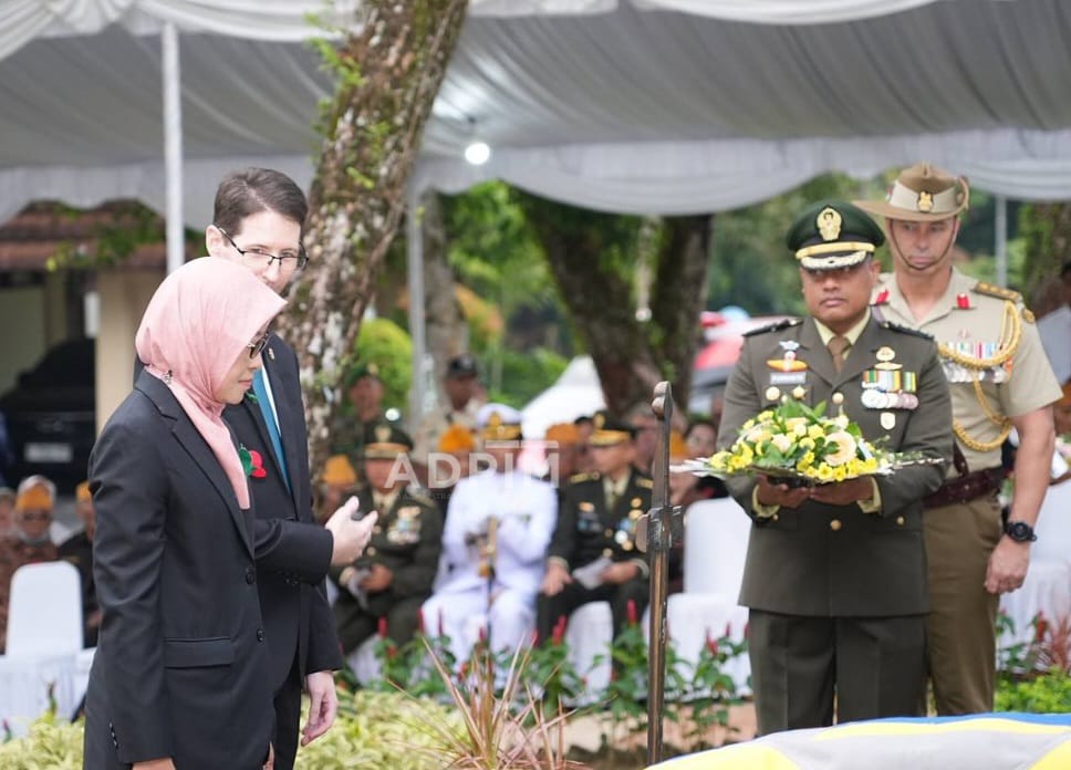 Upacara Fajar Anzac Day yang digelar di Tangki Mathilda, kawasan Pertamina Hulu Kaltim, Pasir Ridge Balikpapan, Jumat (25/4/2025) / Pemprov Kaltim