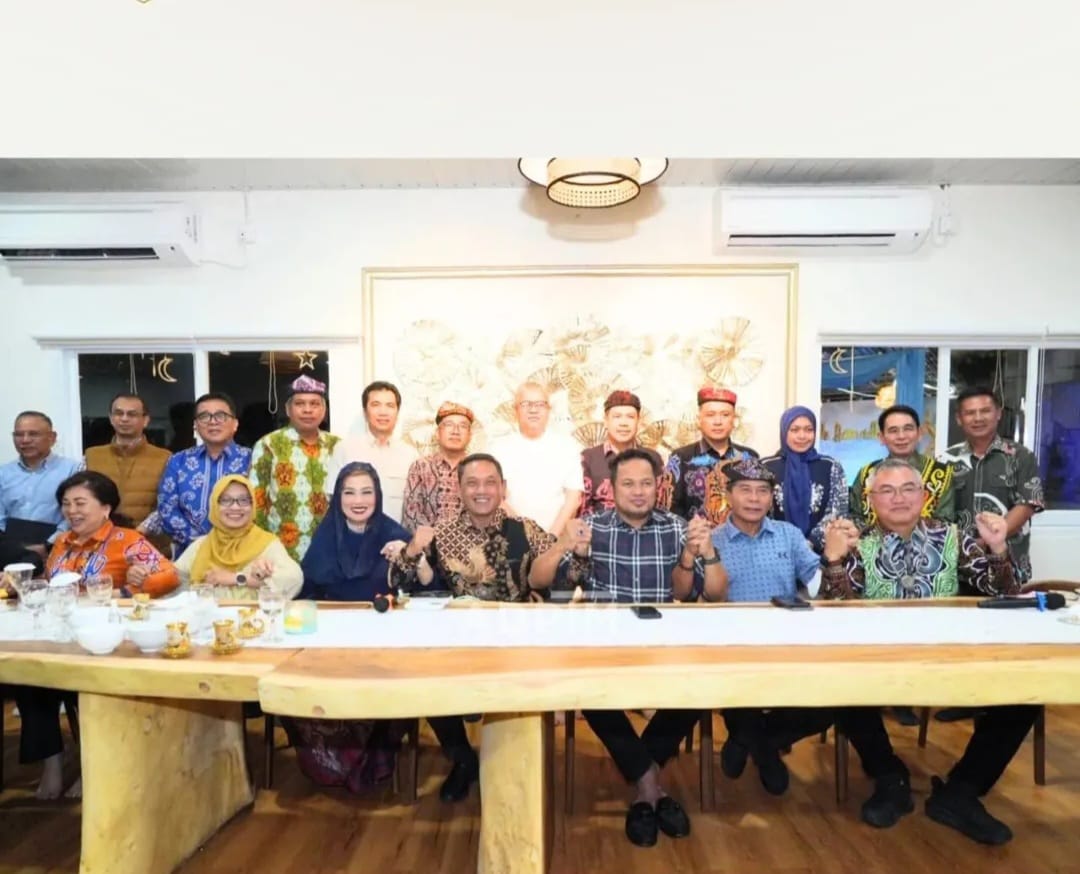 Kesepakatan Gubernur Kaltim) Rudy Mas'ud bersama Gubernur Kaltara Zainal Arifin Paliwang dalam pertemuan di Balikpapan, Sabtu (26/4/2025). / Pemprov Kaltim