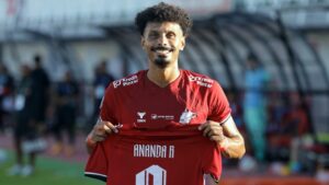 Alosio Soares Neto mempersembahkan golnya untuk Ananda Raehan yang sedang cieera / LIB