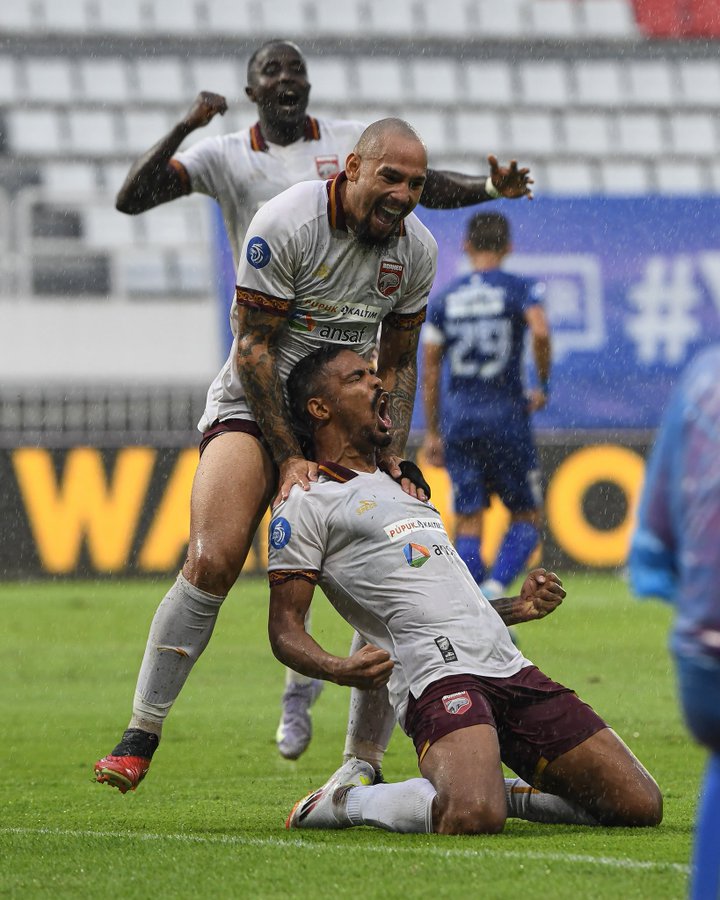 Bek Borneo FC Ronaldo Rodrigues usai mencetak gol ke gawang PSIS Semarang / Borneo FC