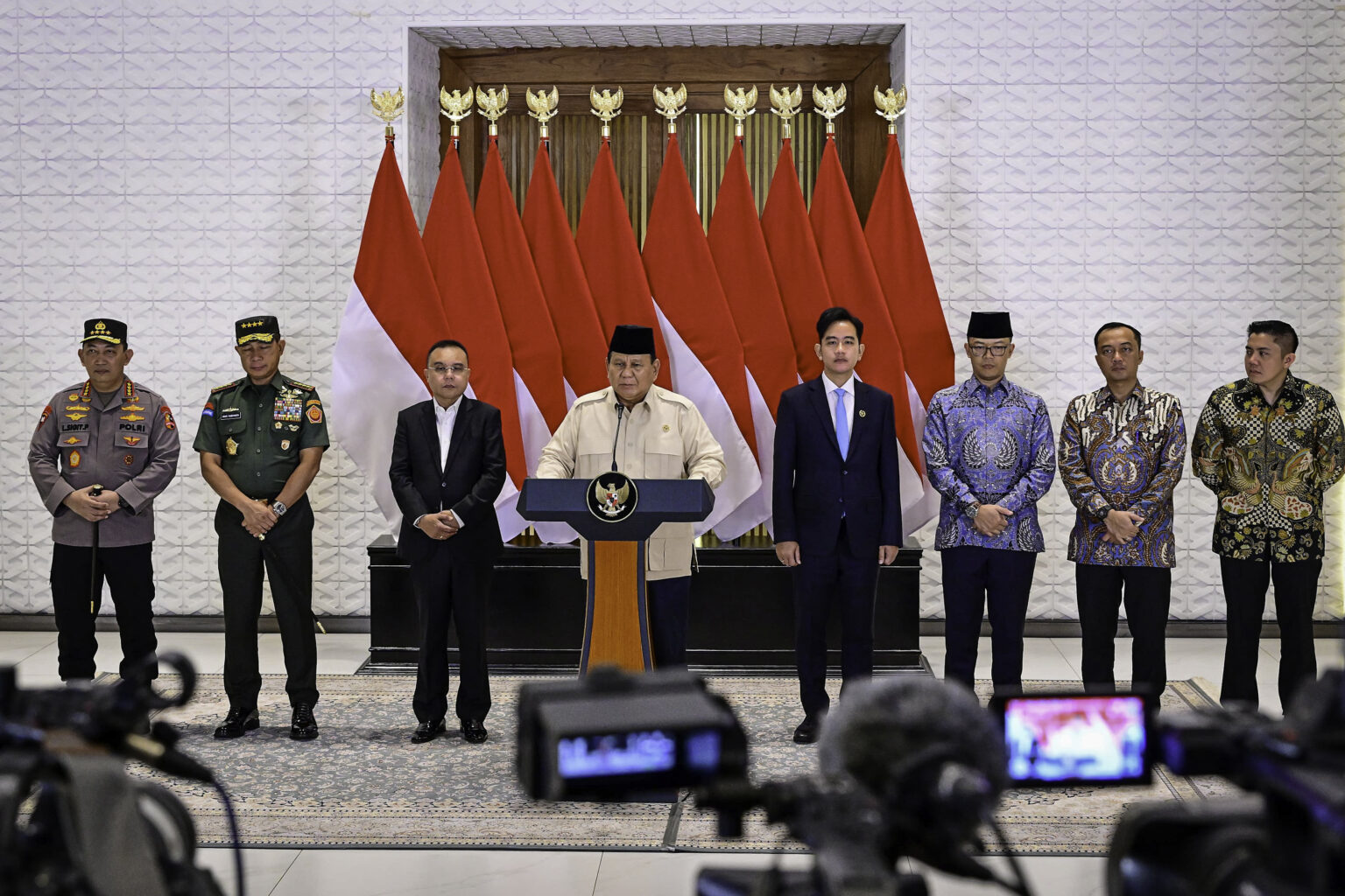 Presiden Prabowo Subianto menyampaikan keterangan pers di Pangkalan TNI AU Halim Perdanakusuma, Jakarta, pada Rabu, 9 April 2025, sebelum memulai lawatannya ke kawasan Timur Tengah dan Turkiye. Foto: BPMI Setpres/Muchlis Jr