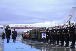Presiden Prabowo dan Presiden Erdoğan berjalan berdampingan melewati pasukan jajar kehormatan untuk menuju ruang tunggu. Bandar Udara Internasional Esenboğa, Ankara, Turkiye, Rabu, 9 April 2025. (Foto: BPMI Setpres)