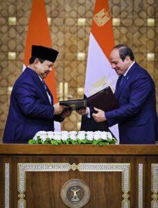 Presiden Prabowo Subianto dan Presiden Mesir Abdel Fattah El-Sisi melakukan penandatanganan Pernyataan Bersama tentang Kemitraan Strategis antara Pemerintah Republik Indonesia dan Pemerintah Republik Arab Mesir, usai pertemuan di Istana Al Ittihadiya, Kairo, pada Sabtu, 12 April 2025. (Foto: BPMI Setpres)