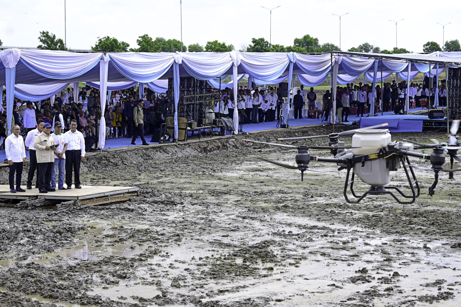 Presiden Prabowo mencoba tebar benih dengan teknologi drone pertanian di Ogan Ilir, Sumatera Selatan, pada Rabu, 23 April 2025 (Foto: BPMI Setpres)