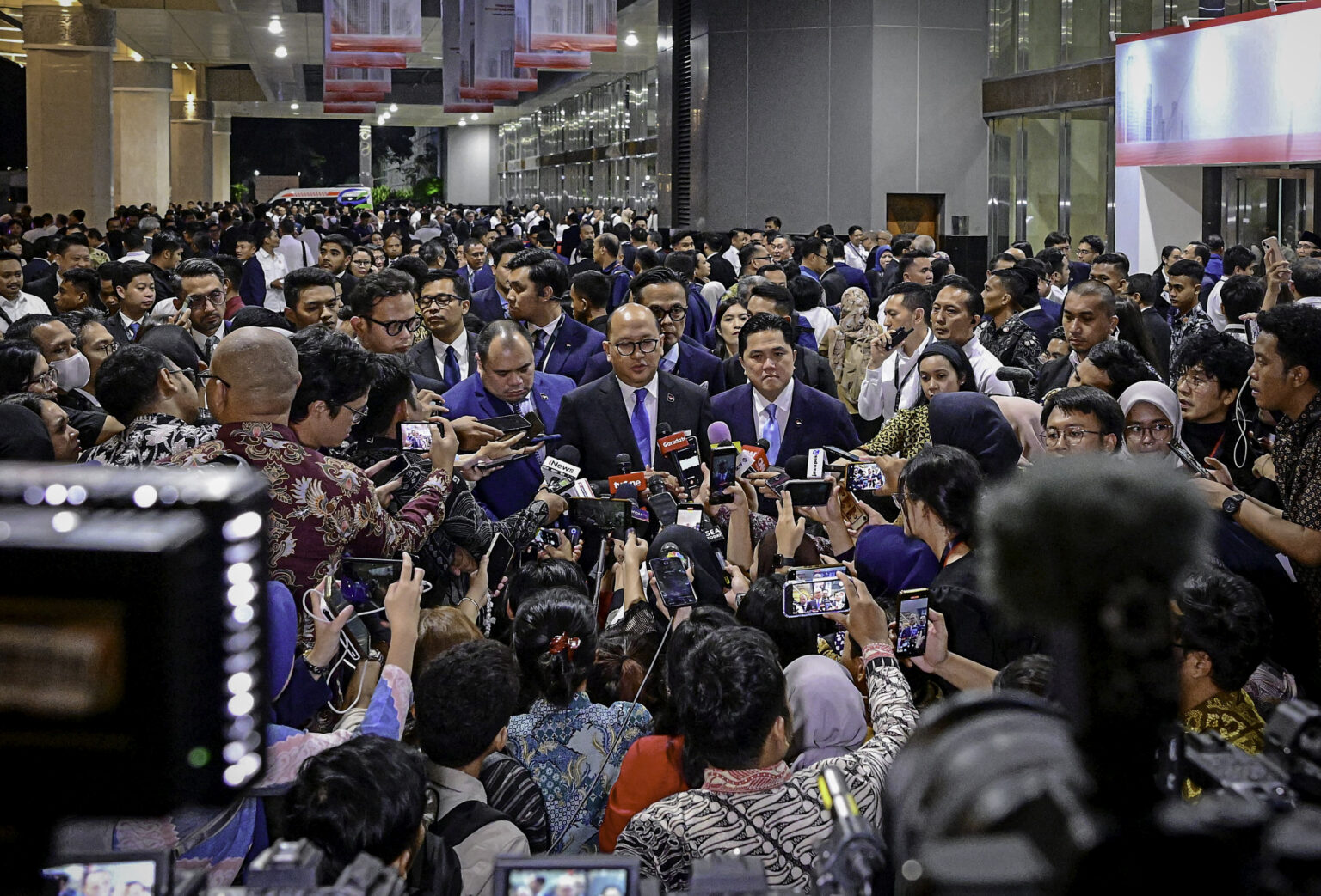 Kepala Badan Pengelola Investasi (BPI) Danantara sekaligus Menteri Investasi dan Hilirisasi/Kepala BKPM, Rosan Roeslani, menyampaikan keterangan persnya usai acara Town Hall Danantara Indonesia 2025 di Jakarta Convention Center, Jakarta, pada Senin, 28 April 2025. (Foto: BPMI Setpres)