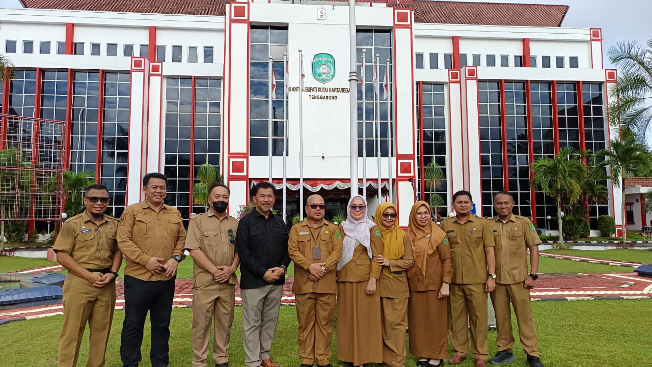 Sekretaris Daerah (Sekda) Kukar, Sunggono, memimpin langsung apel pagi ASN dan non ASN di lingkungan Pemkab Kukar.