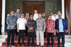 Foto Bersama Wali Kota Rahmad Mas'ud dengan Hashim Djojohadikusumo