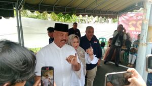 Bupati Kukar Edi Damansyah datang ke TPS 22 Timbau bersama istri