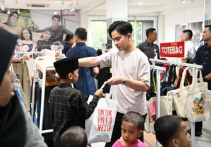 Wapres Gibran Rakabuming Raka meluangkan waktu bersama 80 anak yatim dalam kegiatan belanja bersama di 3Seconds Family Store Solo