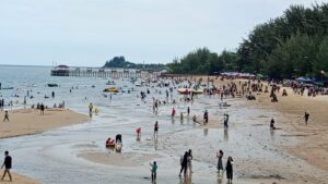 Pengunjung memadati Pantai Manggar Balikpapan saat libur Lebaran