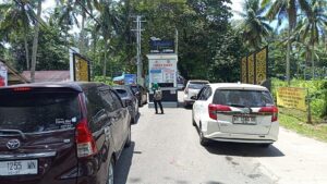 Kemacetan saat masuk Pantai Manggar Balikpapan
