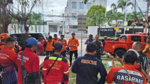 Tim SAR melakukan pencarian