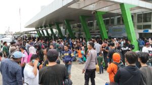 Penumpang di Pelabuhan Semayang Balikpapan / Samsul