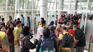 Penumpang di Pelabuhan Semayang Balikpapan / Samsul