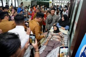 Gubernur Kaltim Rudy Mas’ud melakukan inspeksi mendadak (sidak) ke Rumah Sakit Umum Daerah (RSUD) Abdoel Wahab (AW) Sjahranie Samarinda, Selasa (8/4/2025). / Pemprov Kaltim