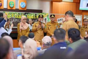 melakukan inspeksi mendadak (sidak) ke Kantor Samsat Bapenda Kaltim / Pemprov Kaltim