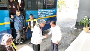 Menteri Lingkungan Hidup/ Kepala Badan Pengendalian Lingkungan Hidup Hanif Faisol Nurofiq disambut Asisten II Pemerintah Kota Balikpapan, Muhammad Andi Yusri Ramli.