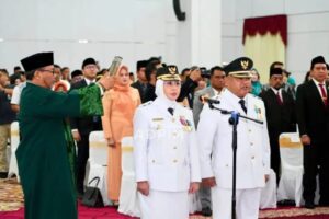 Gubernur Kaltim, Rudy Mas’ud, resmi melantik Bupati Berau Sri Juniarsih Mas dan Wakil Bupati Gamalis untuk periode kedua di Lamin Etam, Selasa (15/4/2025). / Pemprov Kaltim