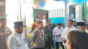 Sekda Kukar Sunggono saat mendampingi rombongan Forkopimda meninjau sejumlah TPS di wilayah Tenggarong, termasuk TPS Khusus 901 di Lapas Anak dan Perempuan, serta TPS 19 Kelurahan Melayu, Kamis (17/4/2025) / IST